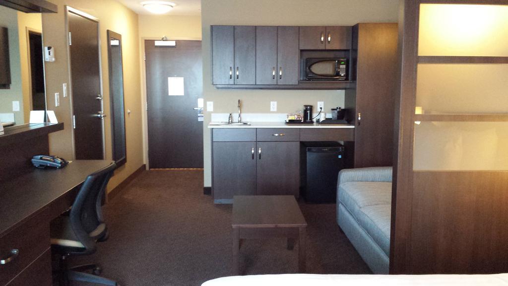 Microtel Inn & Suites By Wyndham Red Deer Habitación foto
