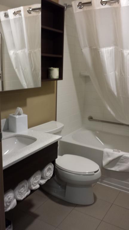 Microtel Inn & Suites By Wyndham Red Deer Habitación foto